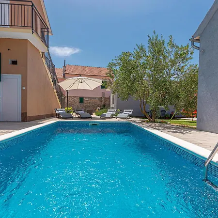 Apartment 1 Bedroom In Karalic Siritovci